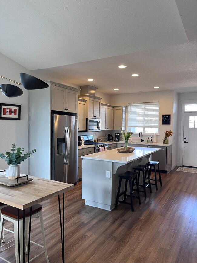 Building Photo - 990 NE Samson St