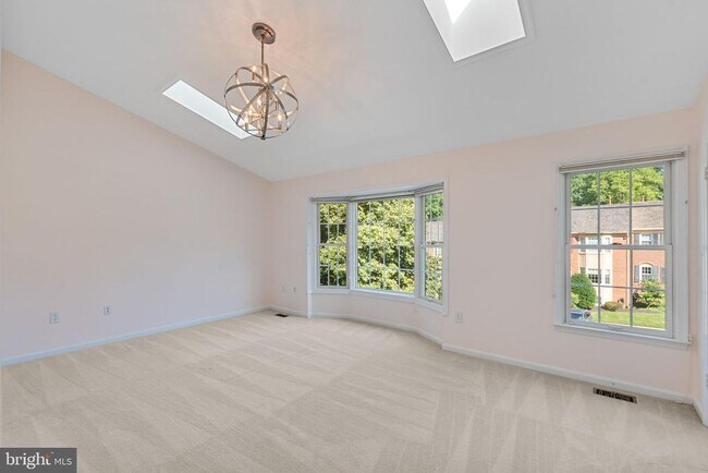Building Photo - 6860 Williamsburg Pond Ct