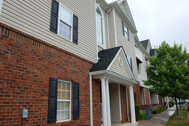 Primary Photo - 2 BR Condo Located in Cornerstone. 5 Min t...