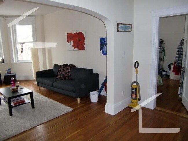 Building Photo - BU East Massive 2 bed flat Near St Mary  Hurry for this one  Be gone by March!