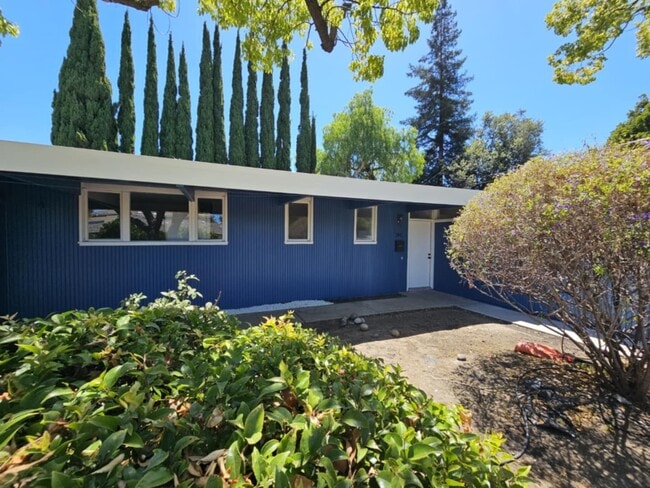 Primary Photo - BEAUTIFUL "Blue Bungalow" 4 Bed/3 Bath Hom...