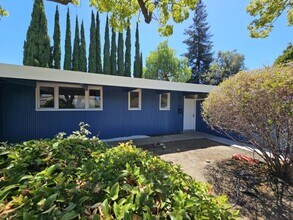 Building Photo - BEAUTIFUL "Blue Bungalow" 4 Bed/3 Bath Hom...