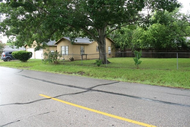 Building Photo - 1203 Walger Ave