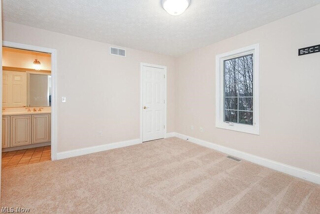 Building Photo - 3729 Edgehill Dr