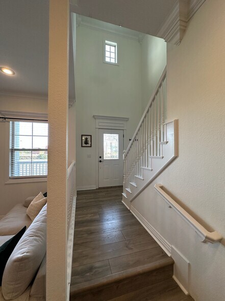 Building Photo - 571 N Rupple Rd