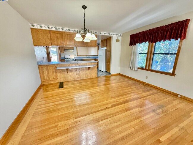 Building Photo - 252 Stoakes Ave