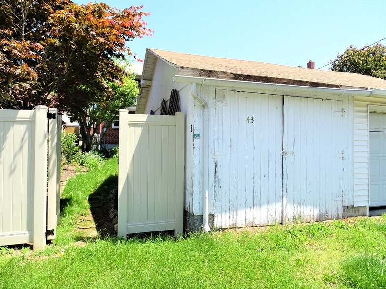 Building Photo - 43 E Pine St