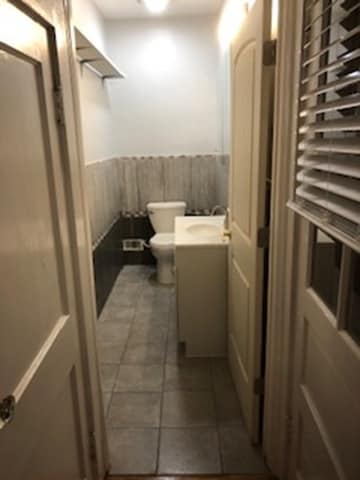 Half bath main level - 116 Bowmar St