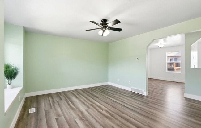 Building Photo - 367 E 525 S