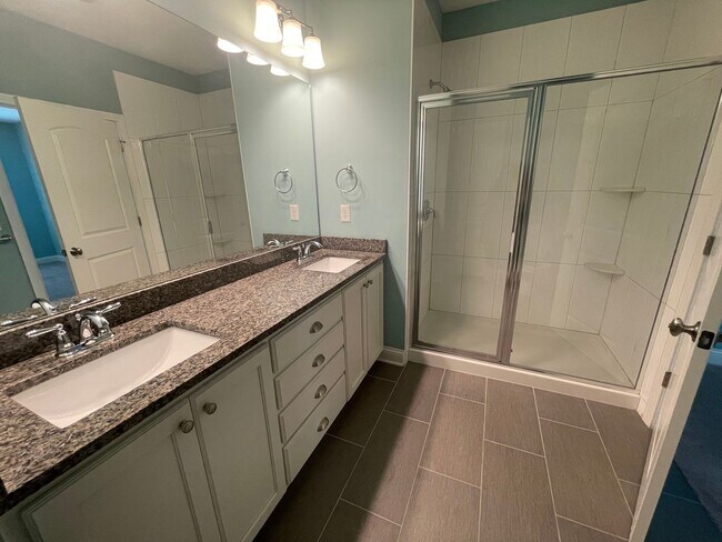 Building Photo - Beautiful 2 Bedroom 2 Bath Condo in Middle...