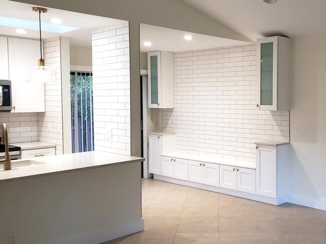 Building Photo - 541 NE 47th St