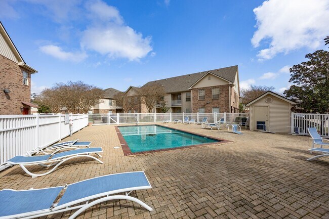 Building Photo - 900 Dean Lee Dr