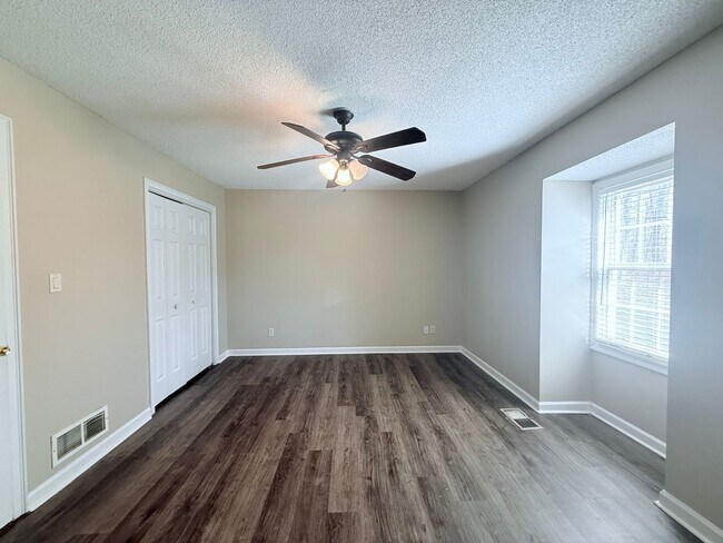 Building Photo - 2 bedroom townhome in Oakwood, GA