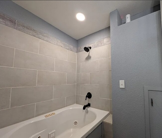 Building Photo - Spacious 3 Bedroom 1 Bath House with Fence...