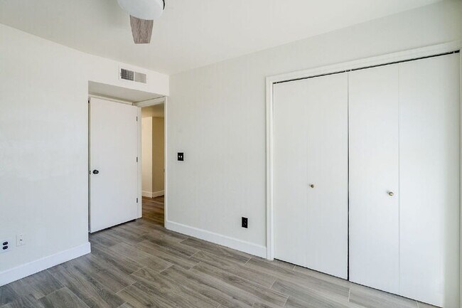 Building Photo - 10207 S 43rd Pl