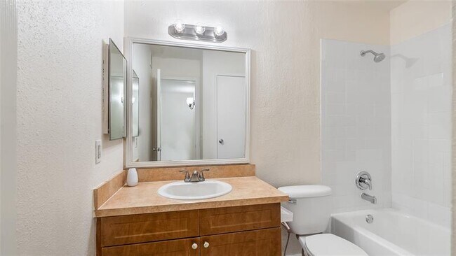 Building Photo - 875 Riverside Dr