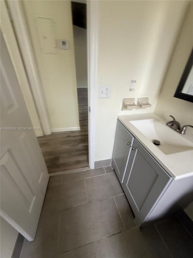 Building Photo - 472 Glenwood Dr