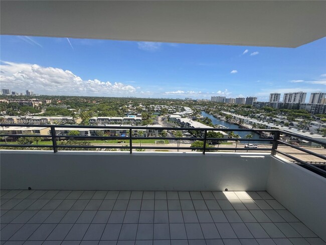 Building Photo - 2500 Parkview Dr