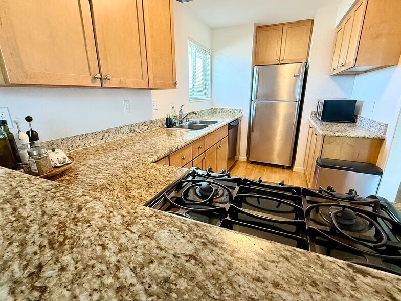 Building Photo - 142 Cherry St