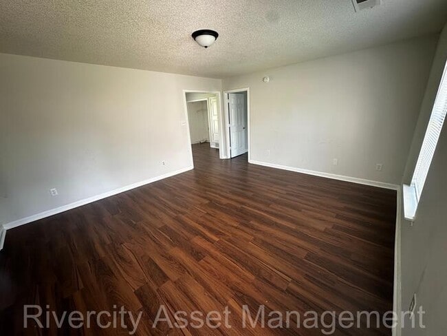 Building Photo - HUGE BACKYARD!!!!!! SECTION 8 FRIENDLY!!!!!
