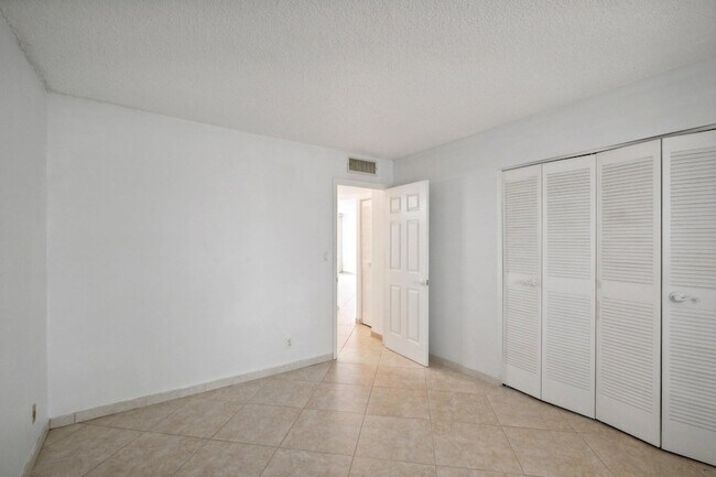 Building Photo - 3580 S Ocean Blvd