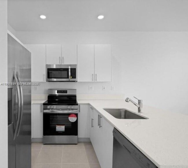 Building Photo - 701 SE 14th Ct