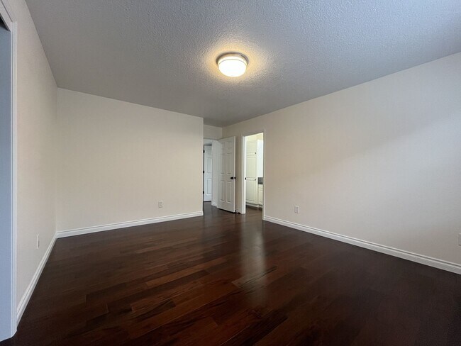 Building Photo - Grand 5 Bedroom Home Featuring 19ft Ceilings, Family Room & Main-Level Suite