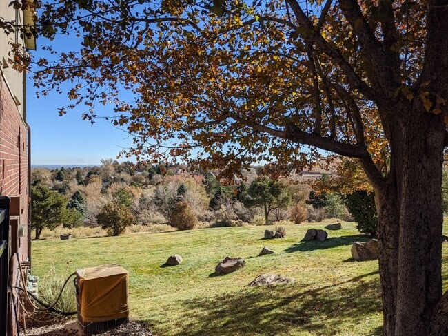 Building Photo - Stunning Golden Townhouse On Top of The World!