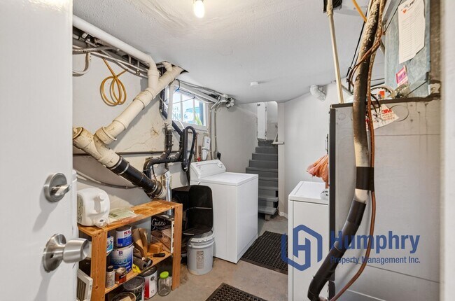 Building Photo - Bottom unit of Duplex
