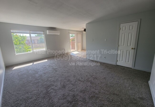 Building Photo - 3121 W Hood Ave