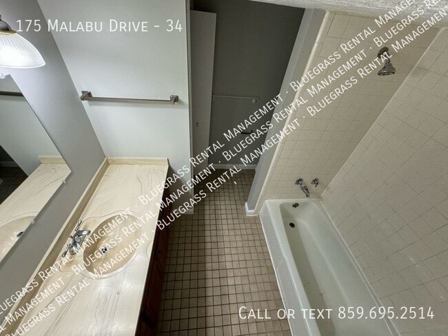 Building Photo - Newly Renovated 2 bed 1 bath home!