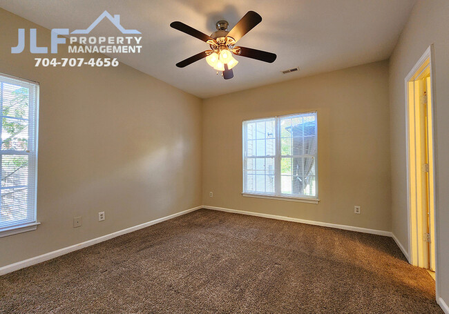 Building Photo - Charming 3 Bed/2 Bath Ranch in Charlotte!