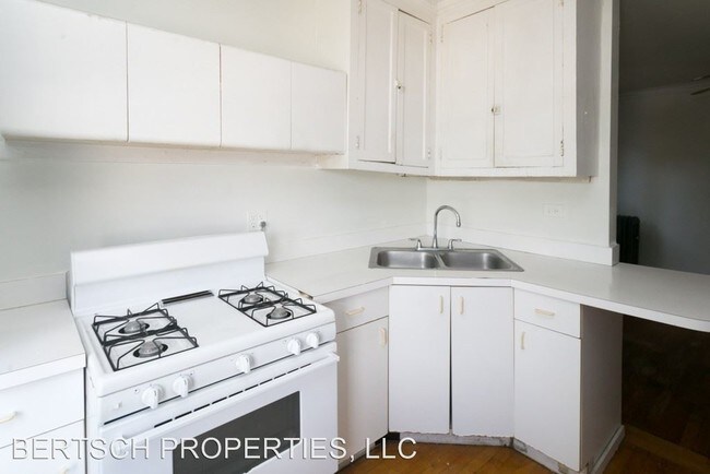 Building Photo - 4500 W Sunnyside Ave