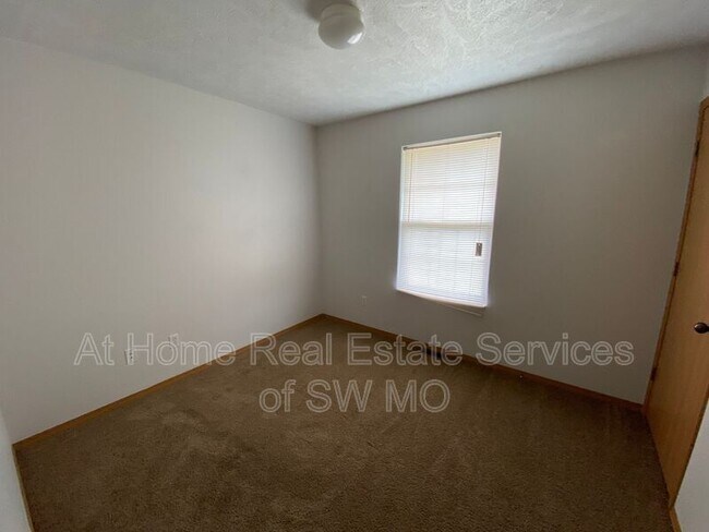 Building Photo - 1090 W Red Ln