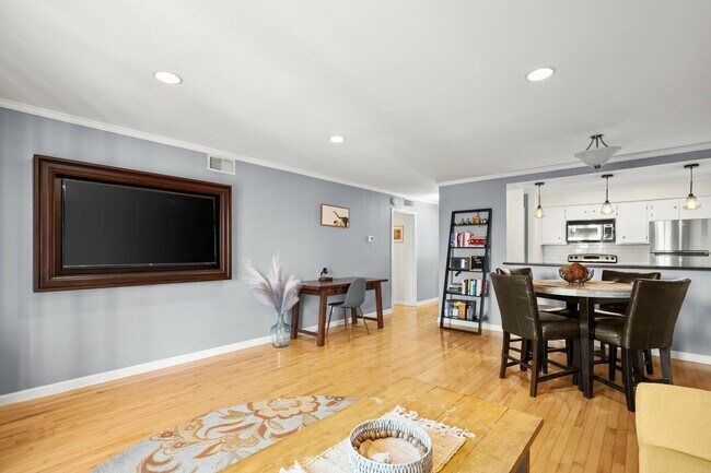 Building Photo - 6501 E Hill Dr