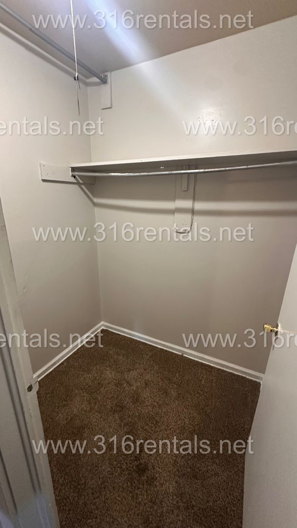 Building Photo - $525- 1 bed 1 bath - Duplex located in the Sunflower neighborhood