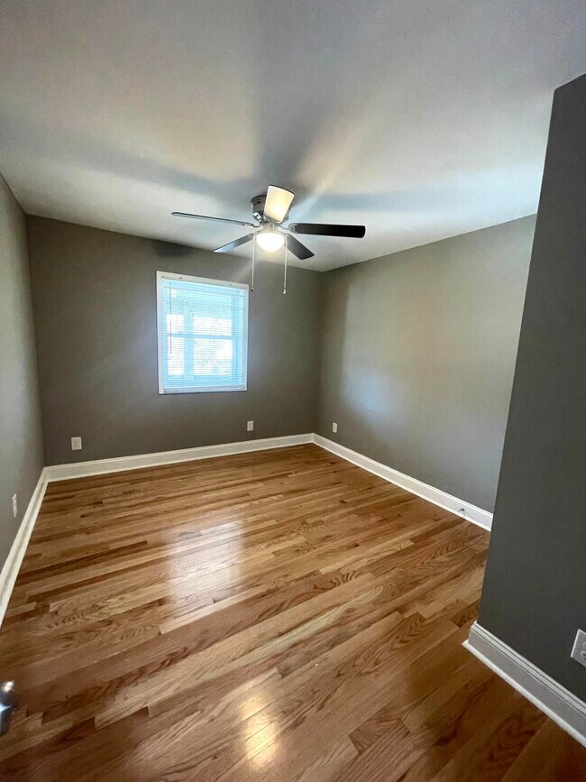 Building Photo - 402 Gunn St