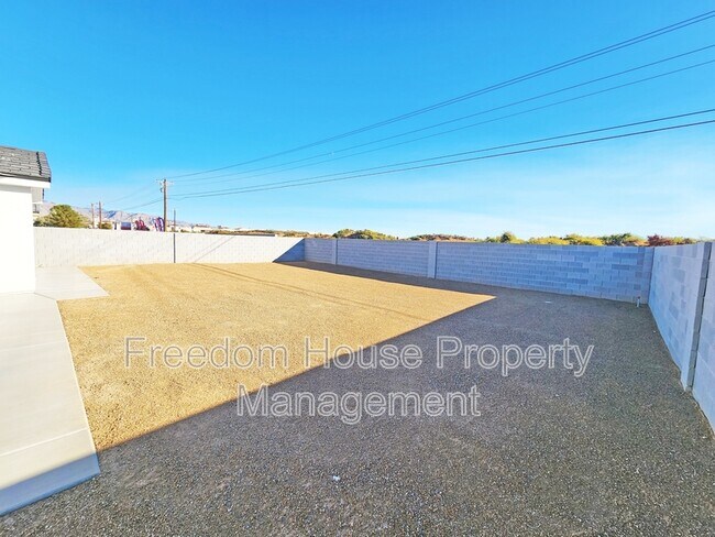 Building Photo - 831 Valiant Ave