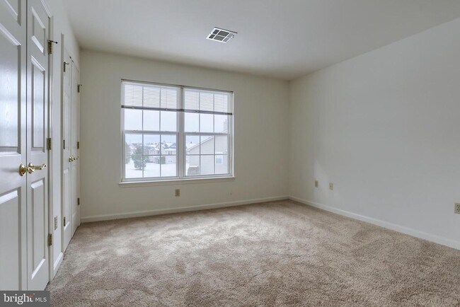 Building Photo - 211 Sparrow Rd