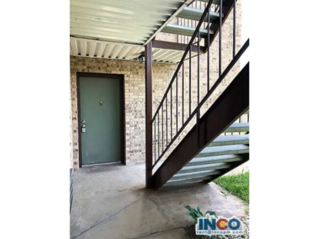 Building Photo - Convenient location! 2 bed 1 bath Apartmen...