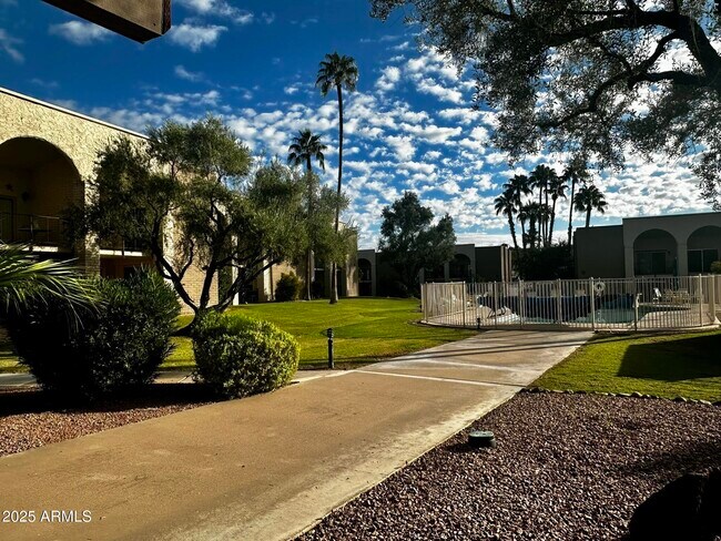 Building Photo - 16852 E La Montana Dr