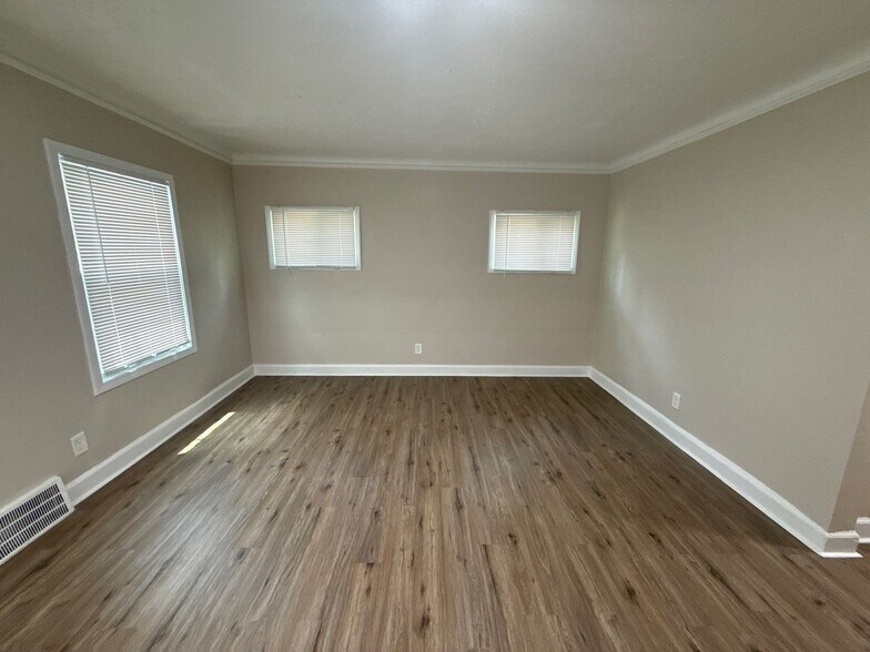 Building Photo - Fully Renovated 3-Bedroom Home – Move-In Ready for You!