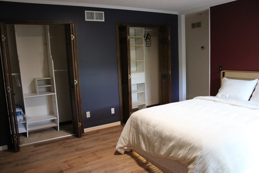 Main Level Queen Bedroom - 2115 Pineshore Ct