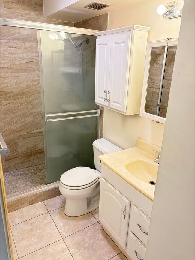 Building Photo - 1bd/1ba/1pkg - FAIRWAY VILLAS