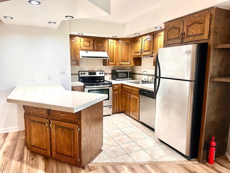 Building Photo - 4210 Pinehurst Cir