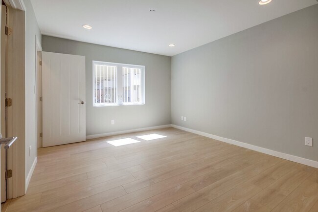 Building Photo - 6546 1/2 La Mirada Ave.-