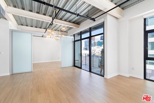 Building Photo - 330 W 11th St