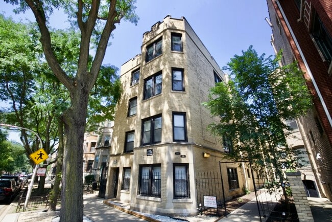 Building Photo - 646 W Roscoe St