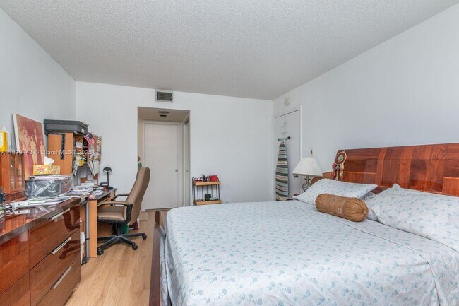 Building Photo - 500 SW 130th Terrace