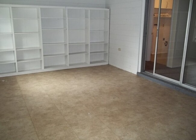 Building Photo - 832 Lucerne Cir